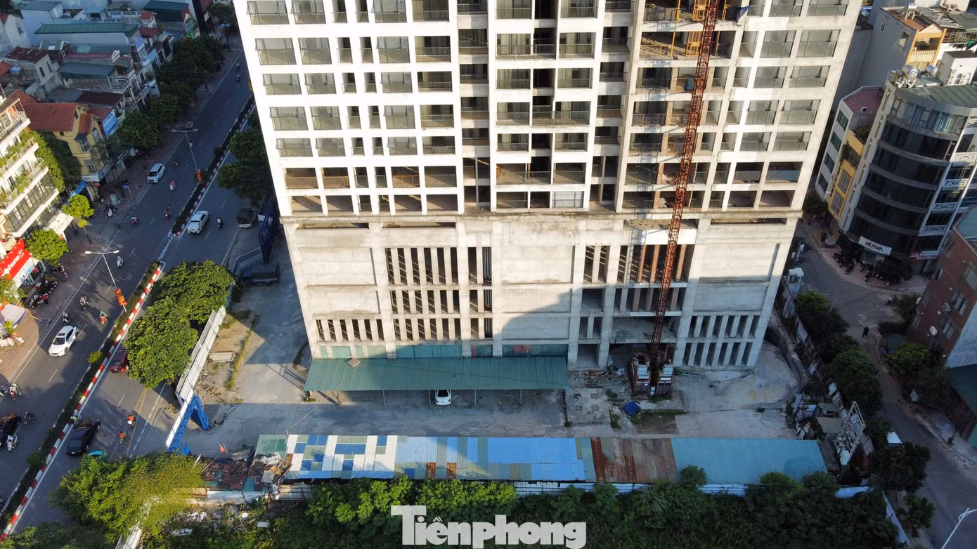 Phương án tiếp theo, nhà đầu tư có thể đầu tư với số tiền từ 10 triệu đồng đến 25 tỷ đồng và nhận "phân chia lợi nhuận" hàng ngày trong 24 tháng. Cụ thể, theo công ty này, nhà đầu tư sẽ được phân chia lợi nhuận gồm cả tiền gốc và tiền lãi được trả từ thứ 2 đến thứ 6, mỗi tháng 20 lệnh trả tiền vào thẻ ATM của nhà đầu tư. Tuy nhiên, sau một thời gian, Công ty BĐS Nhật Nam ngưng phân chia lợi nhuận, ra thông báo hứa trả tiền rồi thất hứa khiến nhà đầu tư điêu đứng.