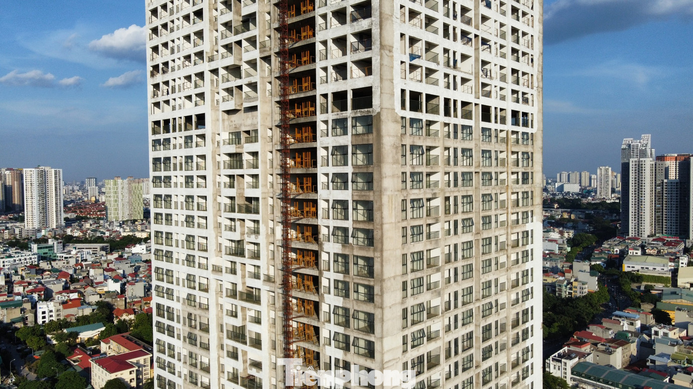 Cụ thể, nếu nhà đầu tư bỏ ra 5 tỷ đồng, mỗi tháng sẽ nhận được 150 triệu đồng tiền lãi, sau 12 tháng sẽ nhận được 1,8 tỷ đồng tiền lãi. Theo đó, căn hộ cao cấp có giá từ 5 tỷ đồng chỉ còn 3,2 tỷ đồng sau khi trừ tiền lãi đã nhận.