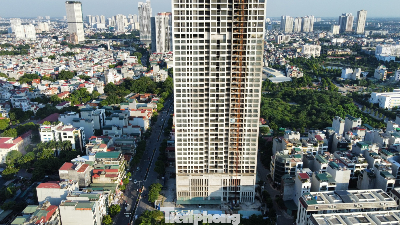 Chủ đầu tư từng cam kết sẽ bàn giao nhà vào quý IV/2017. Tuy nhiên, đến nay công trình "trái tim Hà Đông" đó vẫn chỉ là khối bê tông sừng sững, nằm “trơ gan cùng tuế nguyệt” suốt nhiều năm qua gây lãng phí.