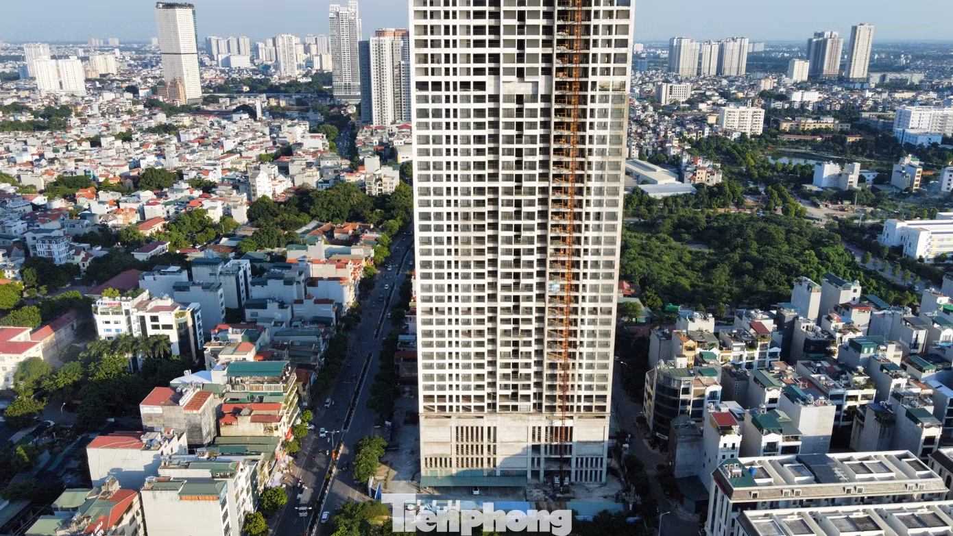 Chủ đầu tư từng cam kết sẽ bàn giao nhà vào quý IV/2017. Tuy nhiên, đến nay công trình "trái tim Hà Đông" đó vẫn chỉ là khối bê tông sừng sững, nằm “trơ gan cùng tuế nguyệt” suốt nhiều năm qua gây lãng phí.