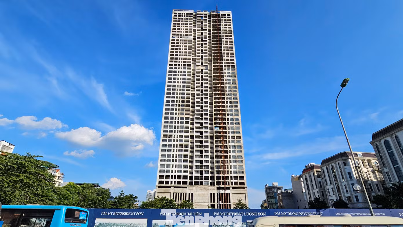 Tòa tháp Elite Tower có vị trí đắc địa tại 55 Vạn Phúc (quận Hà Đông, Hà Nội) do liên danh Tổng công ty lâm nghiệp Việt Nam (Vinafor) và Công ty Cổ phần Sông Đà 1.01 làm chủ đầu tư được xây trên diện tích đất hơn 4.557 m2, gồm 688 căn hộ với vốn đầu tư khoảng 1.000 tỷ đồng.