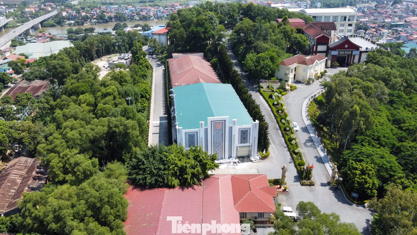 Khu đất chủ đầu tư xây dựng quán bar không phép rộng cả nghìn m2 trong khuôn viên dự án Khu nghỉ dưỡng và giải trí quốc tế Phượng Hoàng trên đồi Pháo Thủ (phường Đáp Cầu, TP Bắc Ninh) có chức năng là đất thể thao. Ảnh: Lâm Vỹ.