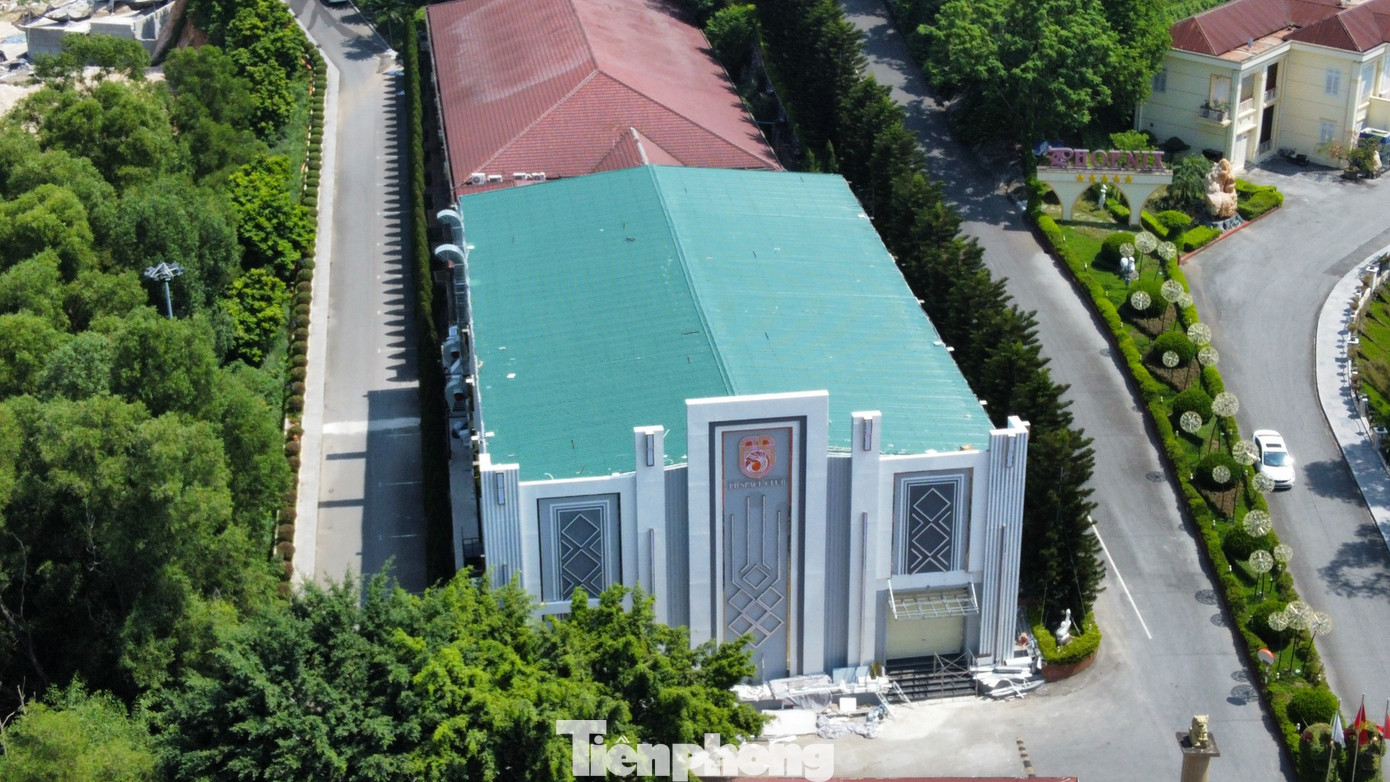 Quán bar xây chui trên đồi Pháo Thủ.