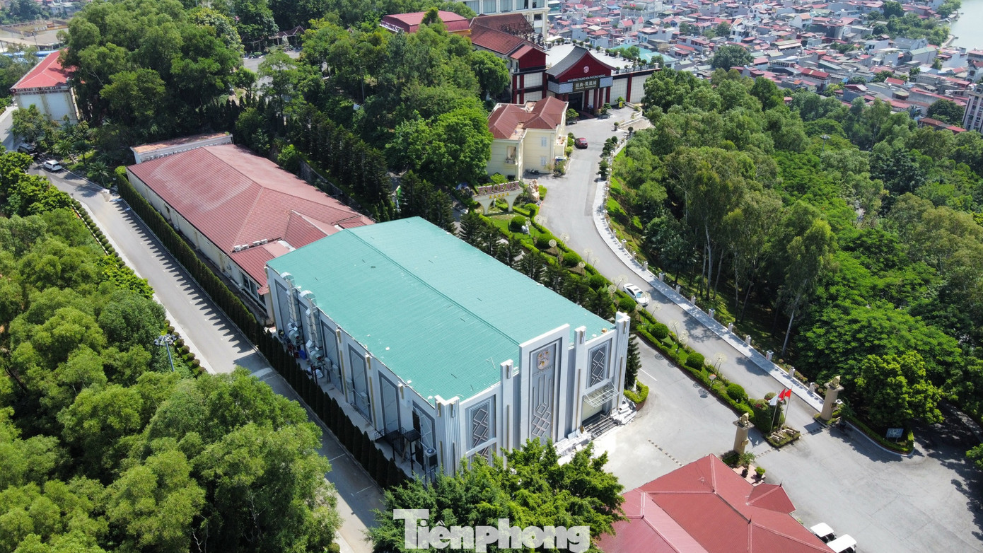 Về quy trình cấp phép, đại diện Sở Xây dựng cho biết, để cấp giấy phép xây dựng thì chủ đầu tư phải xin điều chỉnh quy hoạch, bởi theo quy hoạch ban đầu được duyệt, khu đất này (khu đất xây quán bar không phép – PV) có chức năng là đất thể thao. Khi được điều chỉnh quy hoạch chủ đầu tư tiến hành lập dự án, sau đó Sở Xây dựng mới có cơ sở để cấp phép theo quy định. Sở cũng yêu cầu địa phương kiểm tra, rà soát quá trình phát hiện, xử lý công trình vi phạm. Cũng như việc “buông lỏng” quản lý, để công trình xây dựng gần xong nhưng không có giấy phép.