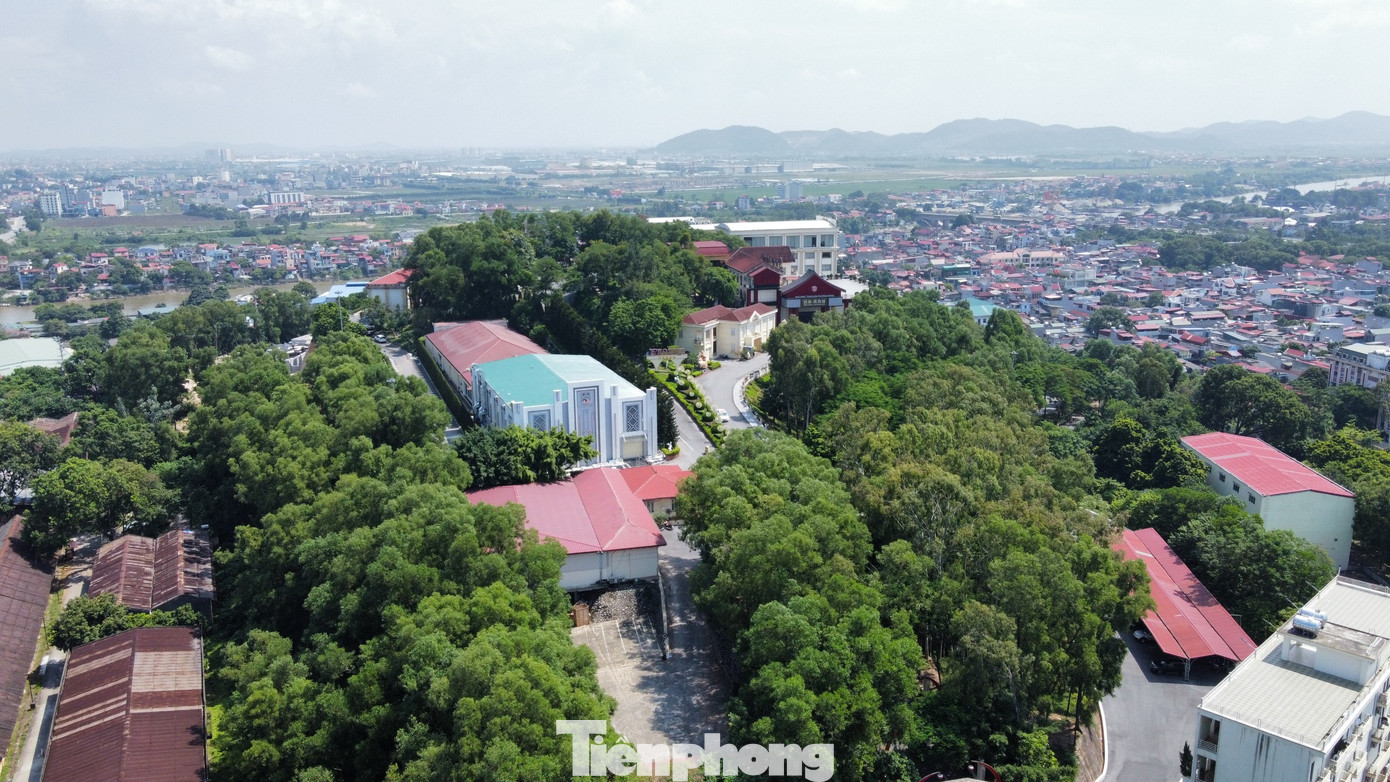 Nhiều ý kiến cho rằng, việc cả một quán bar quy mô &quot;khủng&quot; xây sai quy hoạch, không có giấy phép mà không có sự phát hiện, ngăn chặn xử lý sớm cho thấy sự buông lỏng quản lý của chính quyền địa phương.