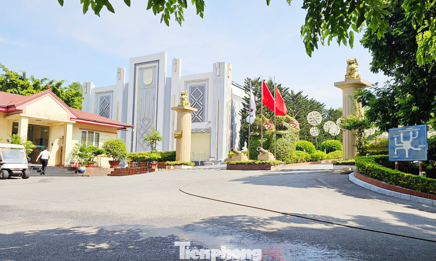 Sau 90 ngày, kể từ ngày có quyết định xử phạt, Công ty Phượng Hoàng không xuất trình giấy phép xây dựng thì người có thẩm quyền xử phạt ra văn bản thông báo yêu cầu công ty tự phá dỡ phần công trình xây dựng vi phạm. Nếu công ty không tự phá dỡ sẽ bị áp dụng biện pháp cưỡng chế. Ảnh: Lâm Vỹ. Sau 90 ngày, kể từ ngày có quyết định xử phạt, Công ty Phượng Hoàng không xuất trình giấy phép xây dựng thì người có thẩm quyền xử phạt ra văn bản thông báo yêu cầu công ty tự phá dỡ phần công trình xây dựng vi phạm. Nếu công ty không tự phá dỡ sẽ bị áp dụng biện pháp cưỡng chế. Ảnh: Lâm Vỹ.