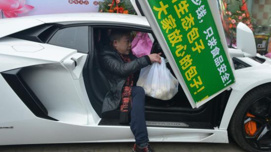 Ông chủ lái siêu xe Lamborghini đi giao bánh bao ảnh 1