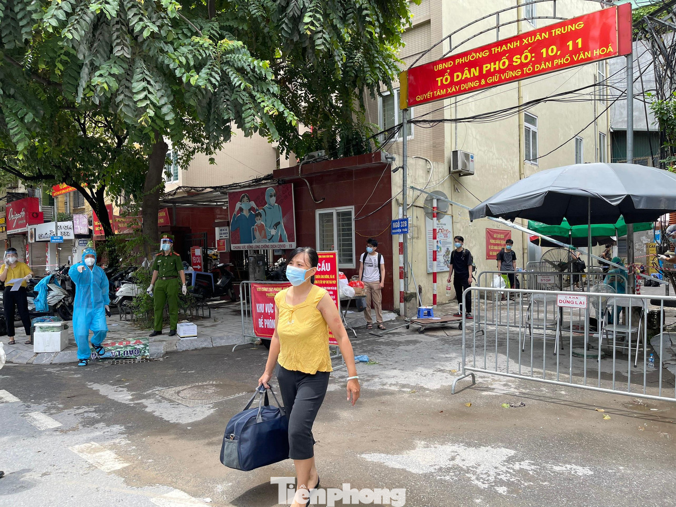 Trường hợp liên quan ổ dịch ở Thanh Xuân Trung đi cách ly tập trung. Ảnh: Như Ý