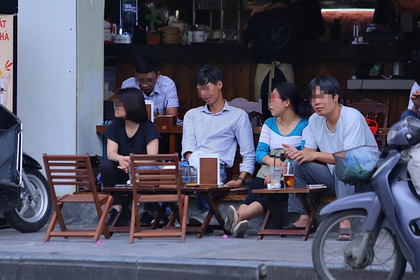 Nhiều người ngồi cà phê sát nhau trên phố Lê Thái Tổ. Ảnh: Duy Phạm