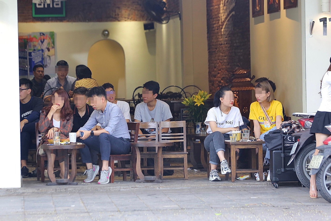 Quán cà phê trên phố Hàng Khay. Ảnh: Duy Phạm