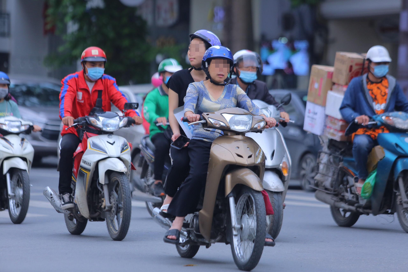 Theo lãnh đạo Ban chỉ đạo phòng chống dịch COVID-19 thành phố Hà Nội, hiện nay, nguy cơ bùng phát dịch rất cao trong cộng đồng, người dân cần thực hiện nghiêm các biện pháp phòng chống dịch, đặc biệt là đeo khẩu trang nơi công cộng. Ảnh: Duy Phạm