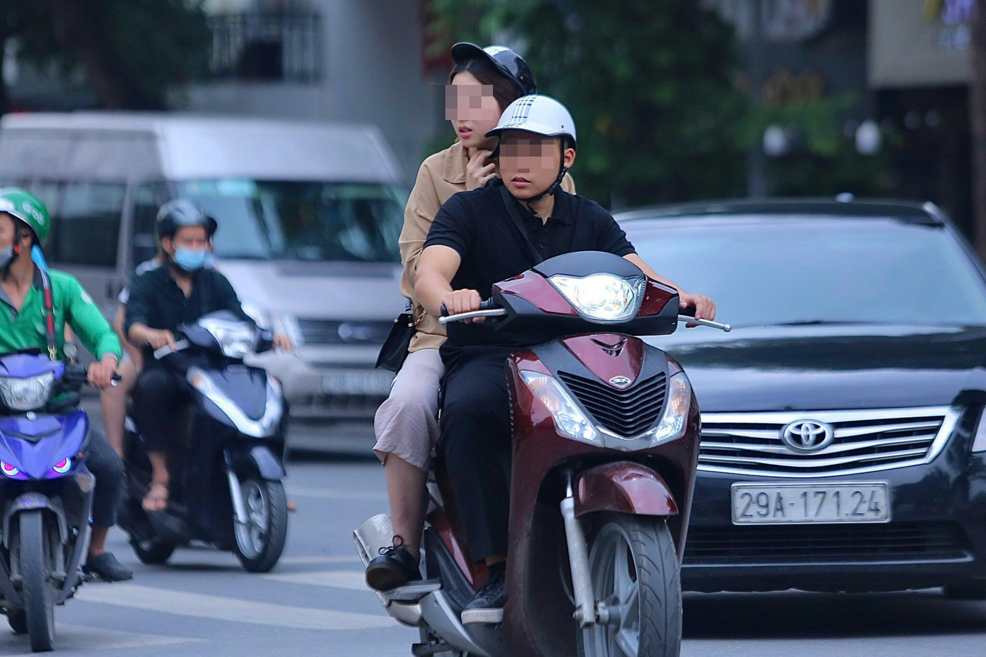 Trên phố Hàng Bài, Tràng Tiền, nhiều người dân cũng không đeo khẩu trang phòng dịch. Ảnh: Duy Phạm