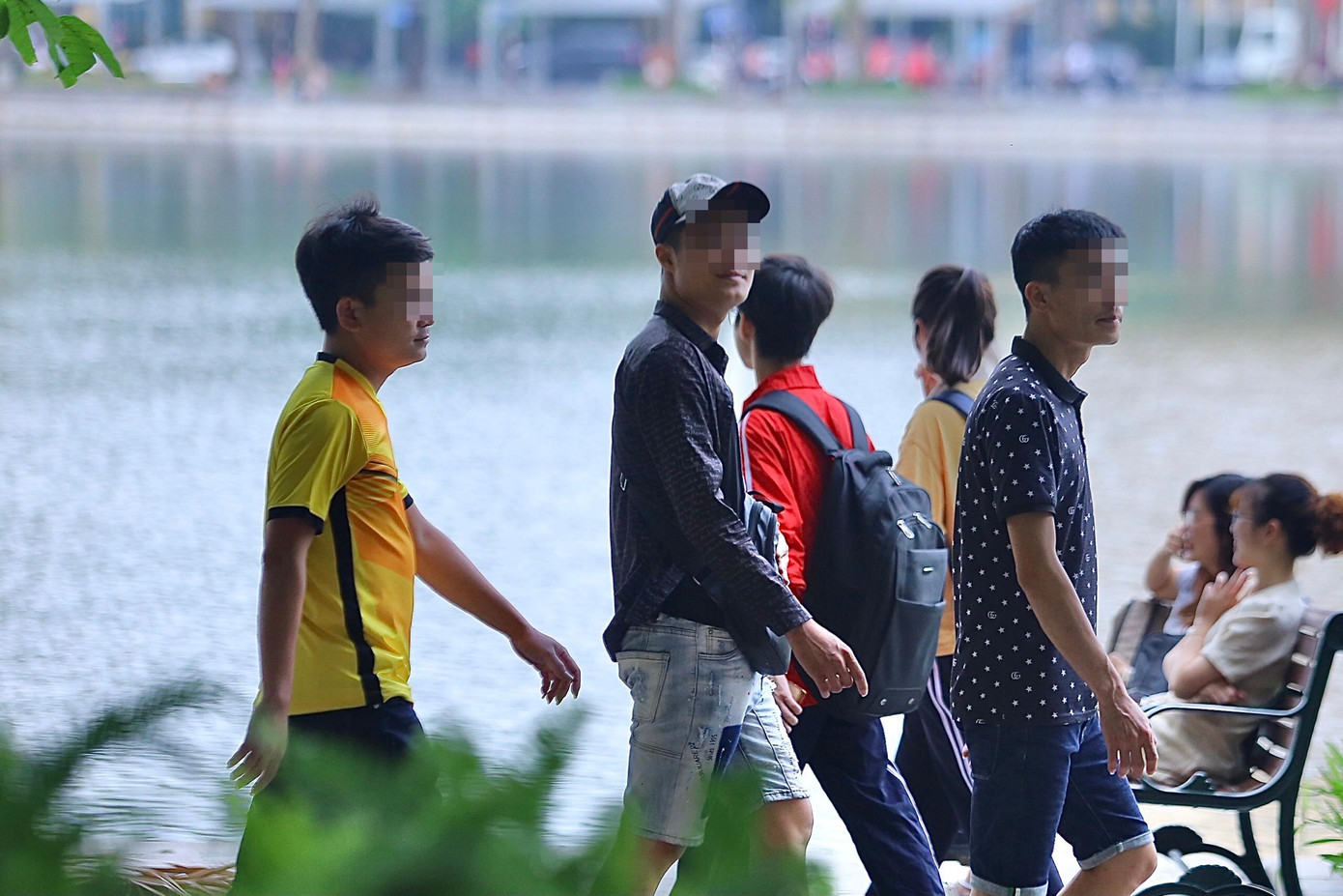 Nhiều người dân không đeo khẩu trang, hoặc đeo khẩu trang sai cách ở hồ Hoàn Kiếm. Ảnh: Duy Phạm