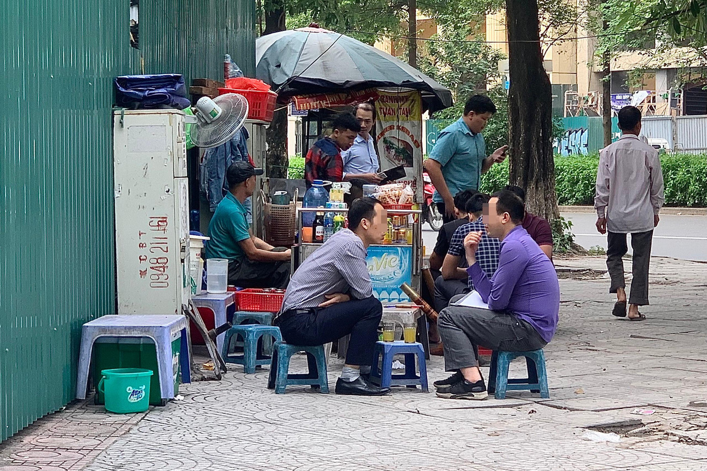 Quán trà đá trên đường Đào Tấn. Ảnh: Duy Phạm