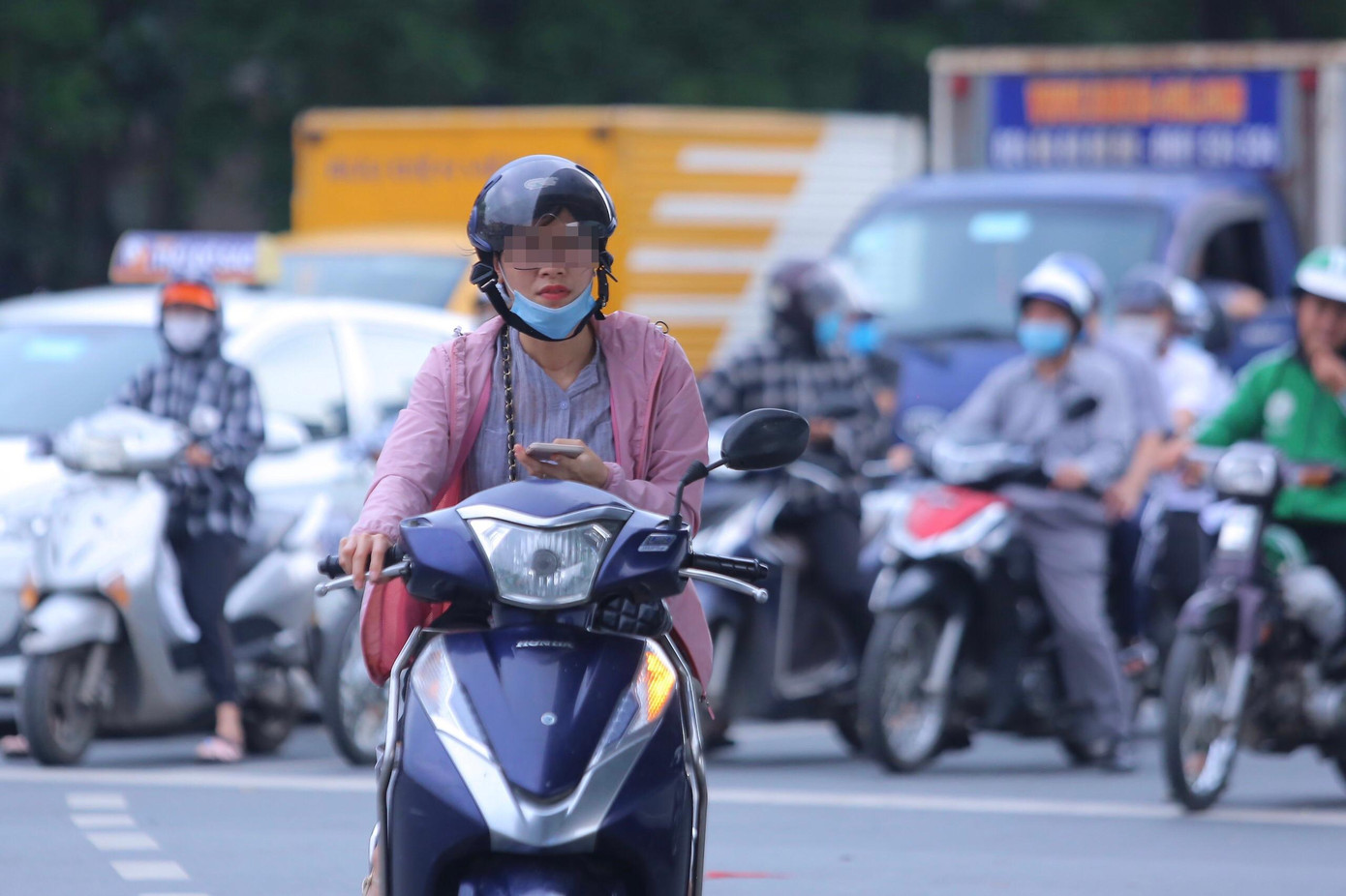 Nhiều người không đeo khẩu trang tham gia giao thông khu vực ngã tư Thái Hà - Tây Sơn. Ảnh: Duy Phạm