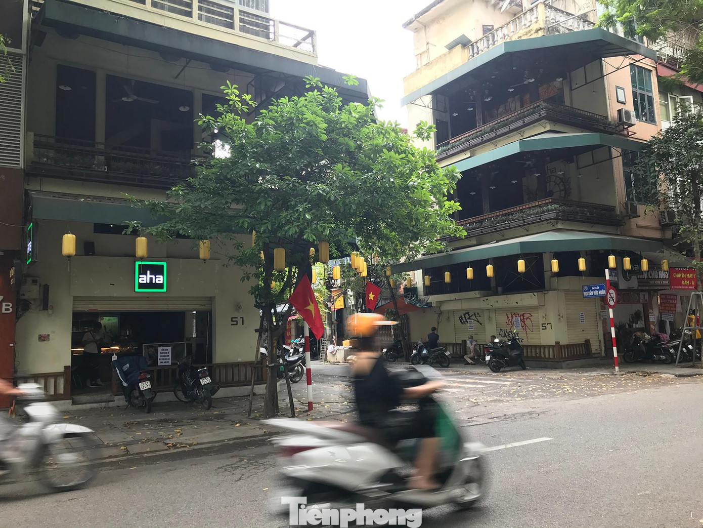 Trên phố Nguyễn Hữu Huân, nhiều cửa hàng cà phê đóng cửa hoặc chuyển sang bán mang về