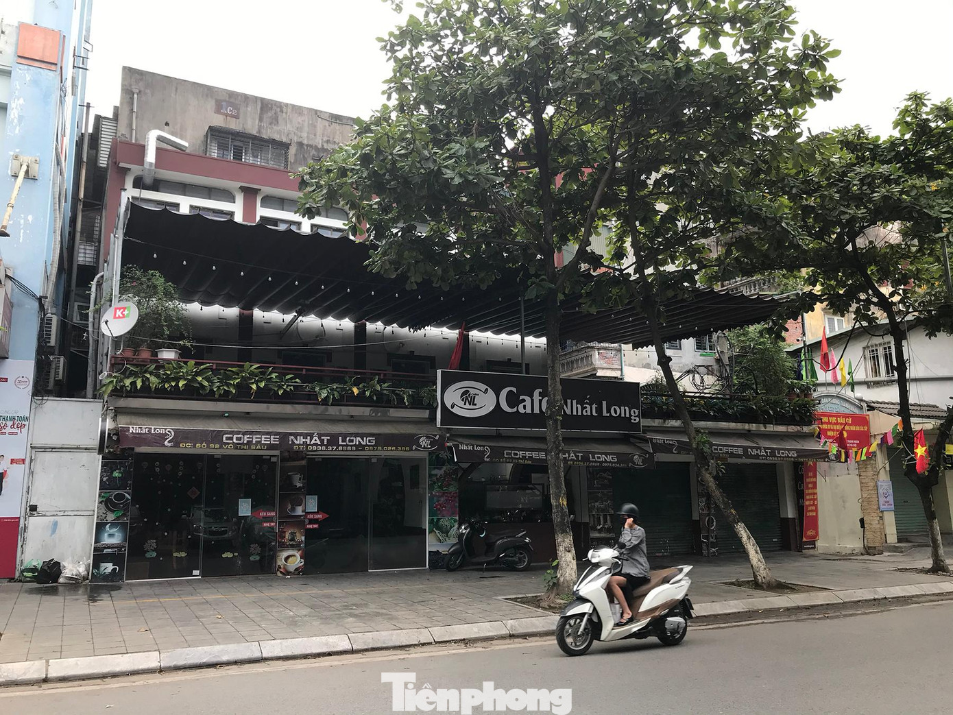 Cửa hàng cà phê trên phố Võ Thị Sáu chỉ bán hàng mang về từ trưa 25/5