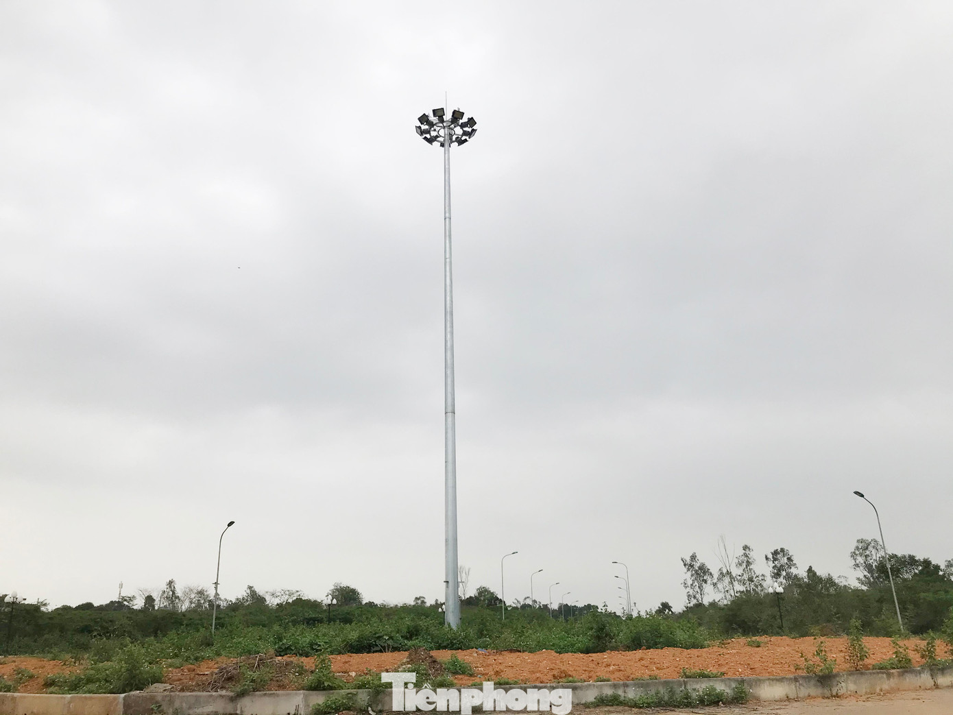 Hệ thống chiếu sáng được lắp đồng bộ, hiện đại, nhưng giữa không gian hoang vu, cỏ dại mọc um tùm gây băn khoăn về tính hiệu quả Hệ thống chiếu sáng được lắp đồng bộ, hiện đại, nhưng giữa không gian hoang vu, cỏ dại mọc um tùm gây băn khoăn về tính hiệu quả