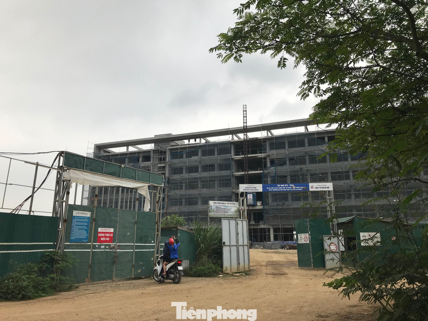 Trong khi đó, ở bên cạnh, một dự án thuộc ĐHTN (ĐHQG Hà Nội) cũng đang được triển khai xây dựng Trong khi đó, ở bên cạnh, một dự án thuộc ĐHTN (ĐHQG Hà Nội) cũng đang được triển khai xây dựng