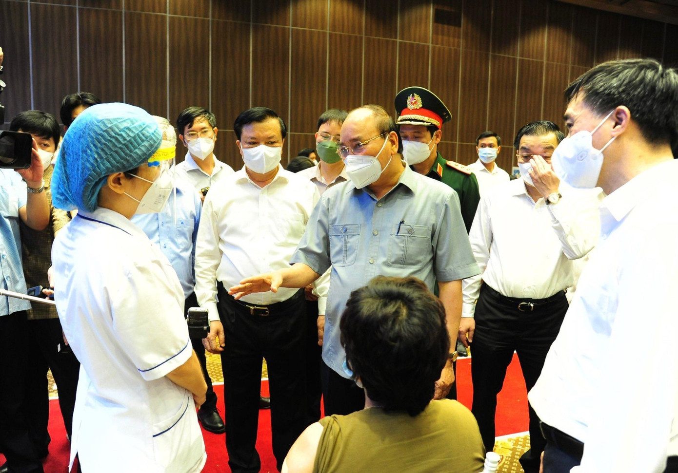 Chủ tịch nước Nguyễn Xuân Phúc kiểm tra một điểm tiêm vắc xin cho người dân tại phường Bạch Đằng, quận Hai Bà Trưng. Ảnh: Nguyễn Thành