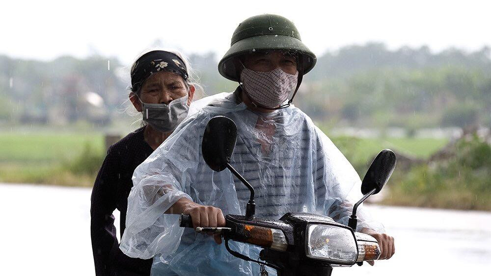 Khi ra về, cụ cho biết, từ hôm nay sẽ ở trong nhà, không ra ngoài, không ra ngõ nữa để cách ly phòng chống COVID-19. Ảnh: Hoàng Mạnh Thắng