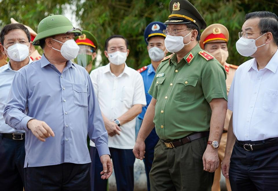 Bí thư Thành uỷ Đinh Tiến Dũng, Chủ tịch UBND thành phố Hà Nội Chu Ngọc Anh và Giám đốc Công an thành phố Nguyễn Hải Trung trong buổi kiểm tra sáng nay, 4/9. Ảnh: PV Bí thư Thành uỷ Đinh Tiến Dũng, Chủ tịch UBND thành phố Hà Nội Chu Ngọc Anh và Giám đốc Công an thành phố Nguyễn Hải Trung trong buổi kiểm tra sáng nay, 4/9. Ảnh: PV