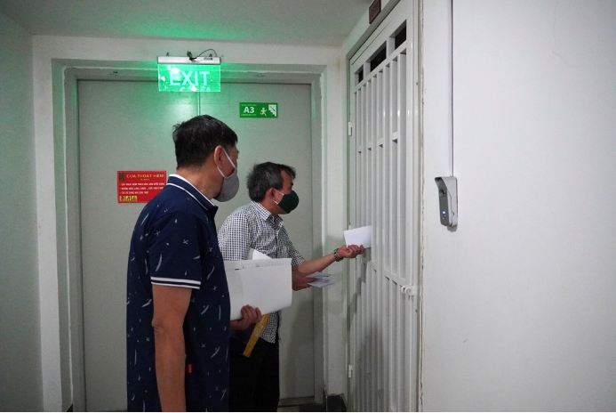 Tổ trưởng Tổ dân phố kiểm tra gắt gao với phương châm “đi từng ngõ, gõ từng nhà, rà từng đối tượng” đảm bảo không trường hợp nghi lây nhiễm bị bỏ sót