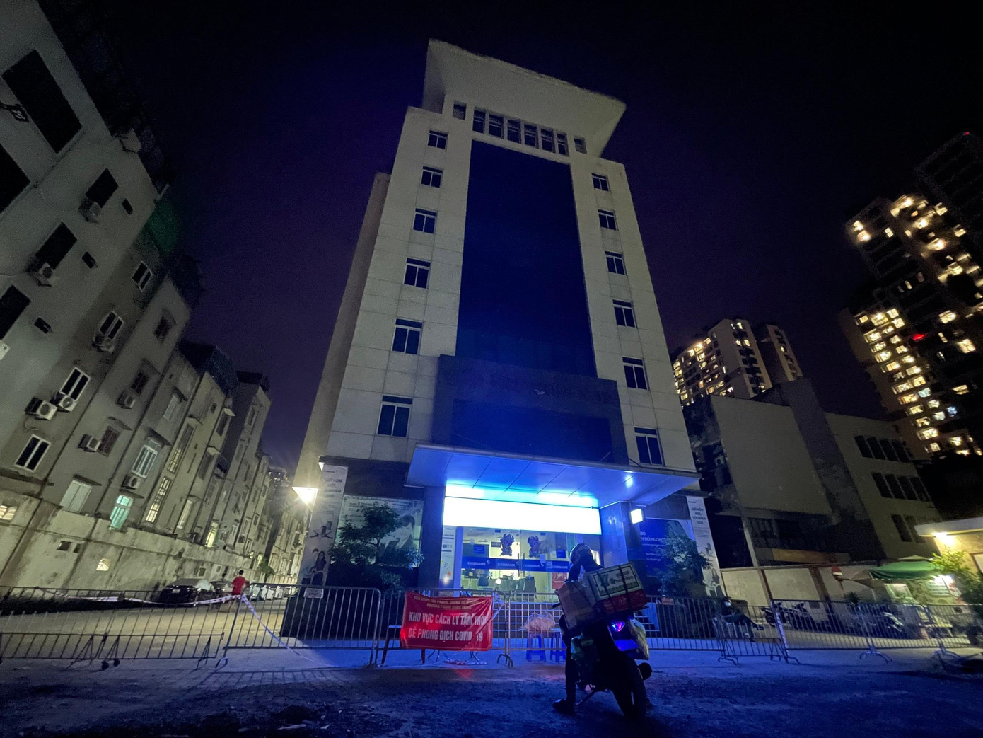 Cụ thể, hai bệnh nhân là N.V.L (nam, sinh năm 1981) và N.V.G.K (nam, sinh năm 2009), là hai bố con trú ở số 57 Vũ Trọng Phụng, phường Thanh Xuân Trung, Thanh Xuân. Bệnh nhân L xuất hiện đau đầu từ ngày 6/9, những ngày sau đó sốt, đau mỏi người, mất khứu giác. Ngày 9/9, bệnh nhân xét nghiệm nhanh dương tính và báo cho Trung tâm Y tế Thanh Xuân, được lấy mẫu PCR và có kết quả dương tính. Con trai được xác định là F1. Ngày 9/9, bệnh nhân được lấy mẫu và có kết quả dương tính. Ảnh: Như Ý Cụ thể, hai bệnh nhân là N.V.L (nam, sinh năm 1981) và N.V.G.K (nam, sinh năm 2009), là hai bố con trú ở số 57 Vũ Trọng Phụng, phường Thanh Xuân Trung, Thanh Xuân. Bệnh nhân L xuất hiện đau đầu từ ngày 6/9, những ngày sau đó sốt, đau mỏi người, mất khứu giác. Ngày 9/9, bệnh nhân xét nghiệm nhanh dương tính và báo cho Trung tâm Y tế Thanh Xuân, được lấy mẫu PCR và có kết quả dương tính. Con trai được xác định là F1. Ngày 9/9, bệnh nhân được lấy mẫu và có kết quả dương tính. Ảnh: Như Ý