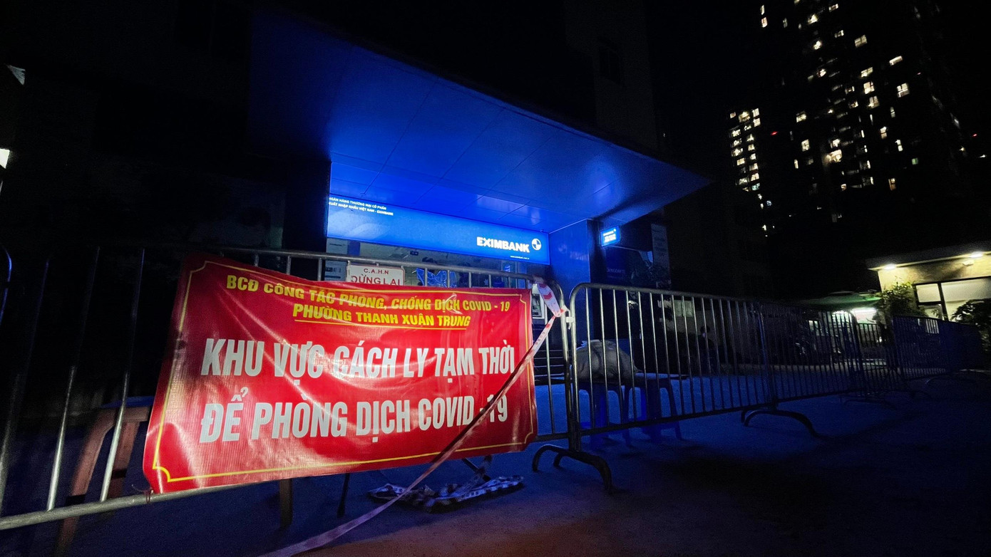 Hiện toà nhà 57 Vũ Trọng Phụng cũng đã được khoanh vùng, cách ly để rà soát các trường hợp liên quan. Ảnh: Như Ý Hiện toà nhà 57 Vũ Trọng Phụng cũng đã được khoanh vùng, cách ly để rà soát các trường hợp liên quan. Ảnh: Như Ý