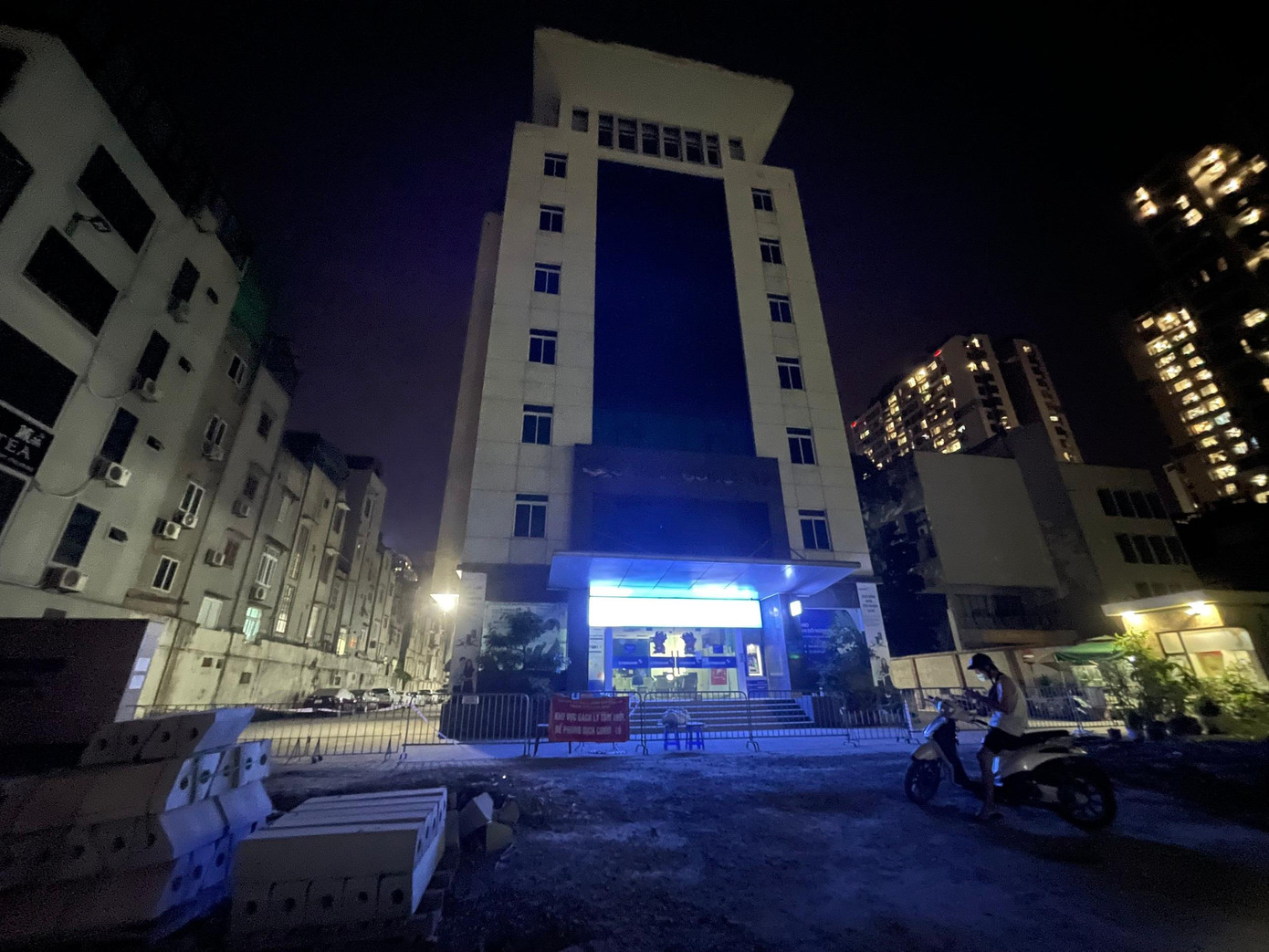 Cũng theo Sở Y tế Hà Nội, chiều 10/9, ghi nhận thêm 2 trường hợp dương tính SARS-CoV-2, là hai bố con, ở địa chỉ 57 Vũ Trọng Phụng. Ảnh: Như Ý Cũng theo Sở Y tế Hà Nội, chiều 10/9, ghi nhận thêm 2 trường hợp dương tính SARS-CoV-2, là hai bố con, ở địa chỉ 57 Vũ Trọng Phụng. Ảnh: Như Ý