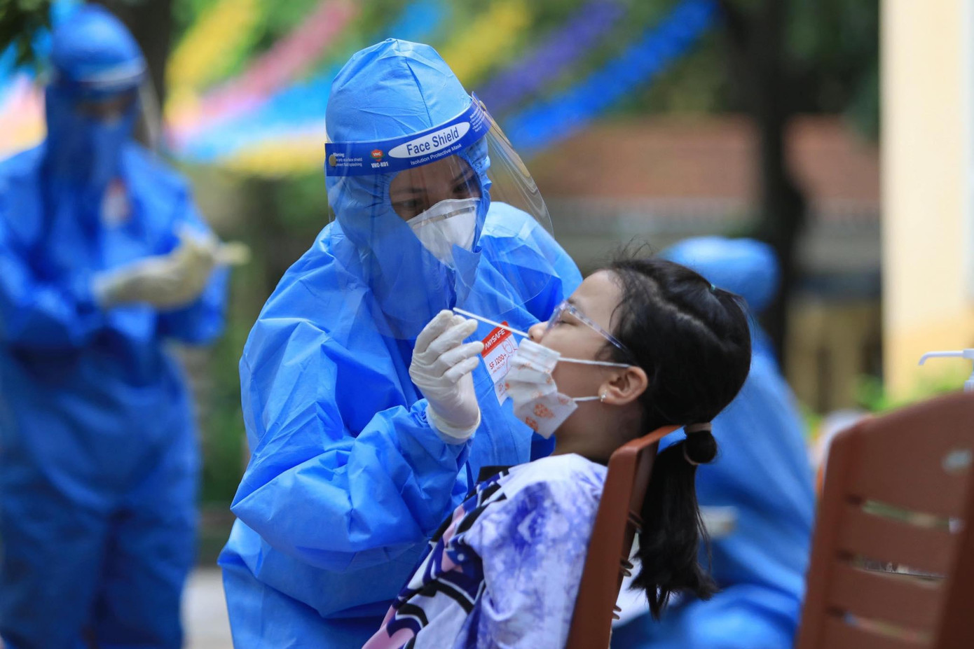 Lấy mẫu xét nghiệm cho trẻ nhỏ tại trường Tiểu học Kim Liên. Ảnh: Đ.T.Đ