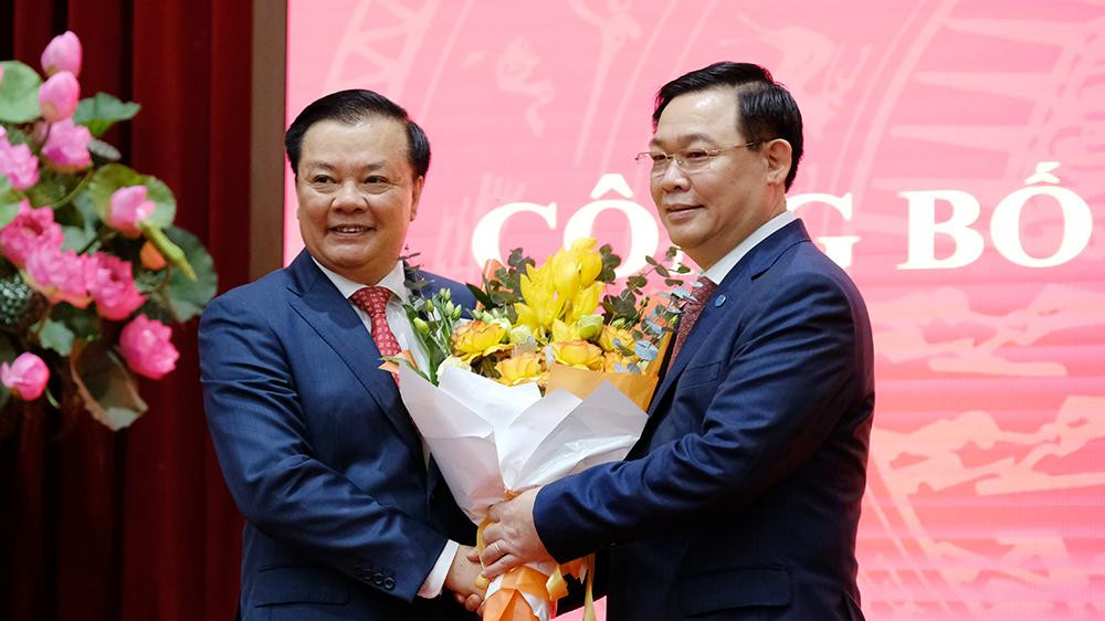 Chủ tịch Quốc hội Vương Đình Huệ, nguyên Bí thư Thành uỷ Hà Nội và tân Bí thư Thành uỷ Hà Nội Đinh Tiến Dũng. Ảnh: Mạnh Thắng