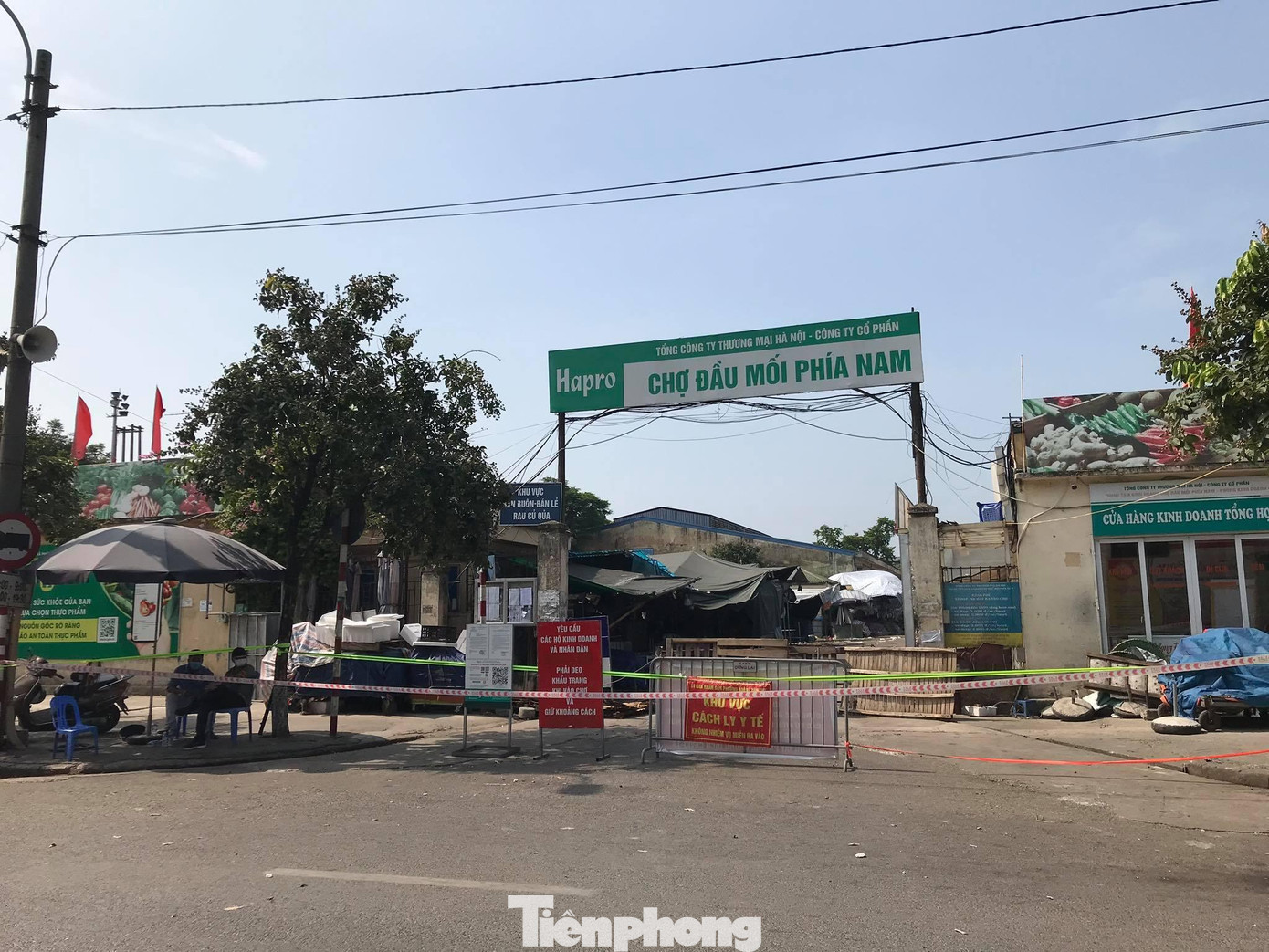 Hàng ngày, có hàng nghìn người đến buôn bán, mua hàng tại chợ đầu mối phía Nam. Từ thời điểm thực hiện Chỉ thị 16, chợ yêu cầu người dân chỉ đi bộ vào trong chợ mua hàng, giữ khoảng cách và bắt buộc phải đeo khẩu trang. Hàng ngày, có hàng nghìn người đến buôn bán, mua hàng tại chợ đầu mối phía Nam. Từ thời điểm thực hiện Chỉ thị 16, chợ yêu cầu người dân chỉ đi bộ vào trong chợ mua hàng, giữ khoảng cách và bắt buộc phải đeo khẩu trang.