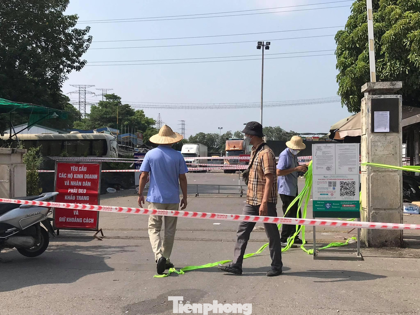 Các lối vào chợ đều được chăng dây, cử người trực để kiểm soát. Các lối vào chợ đều được chăng dây, cử người trực để kiểm soát.