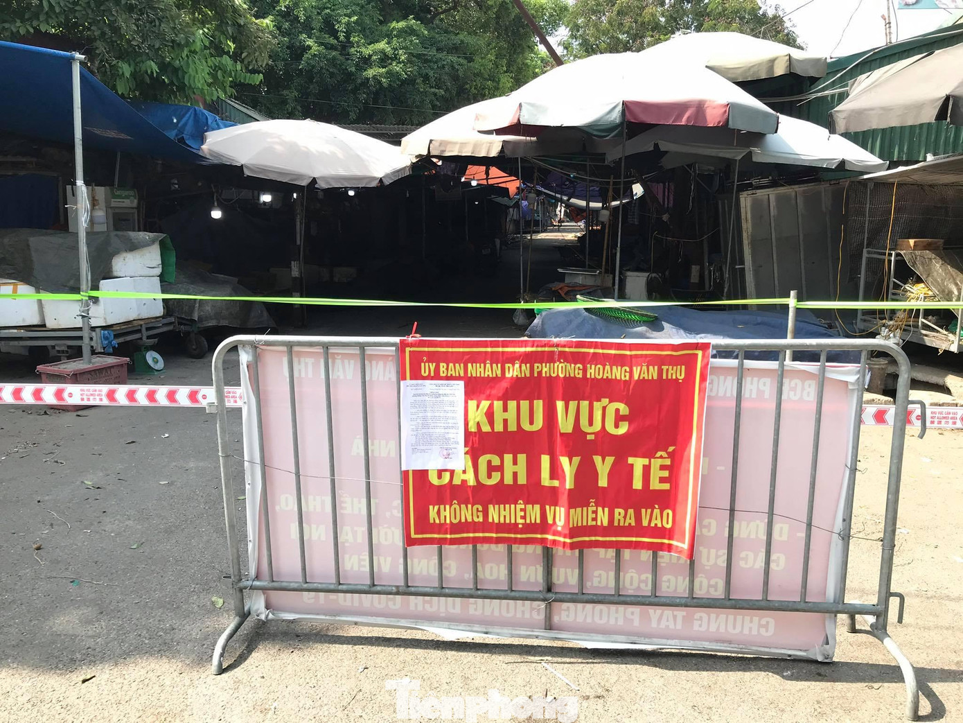 Theo đại diện lãnh đạo phường Hoàng Văn Thụ, một trường hợp kinh doanh trứng bên trong chợ có kết quả xét nghiệm dương tính SARS-CoV-2. Theo đại diện lãnh đạo phường Hoàng Văn Thụ, một trường hợp kinh doanh trứng bên trong chợ có kết quả xét nghiệm dương tính SARS-CoV-2.