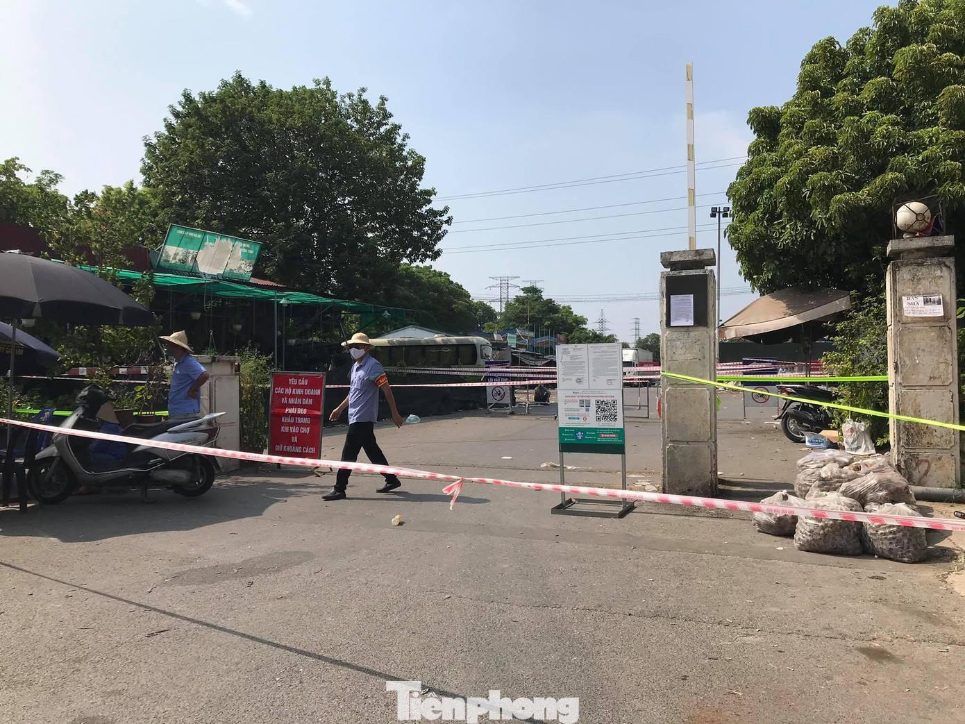 Sáng nay 28/7, lực lượng chức năng tiến hành làm rào chắn, phong tỏa tạm thời chợ đầu mối phía Nam (phường Hoàng Văn Thụ, quận Hoàng Mai) để phòng chống COVID-19. Sáng nay 28/7, lực lượng chức năng tiến hành làm rào chắn, phong tỏa tạm thời chợ đầu mối phía Nam (phường Hoàng Văn Thụ, quận Hoàng Mai) để phòng chống COVID-19.