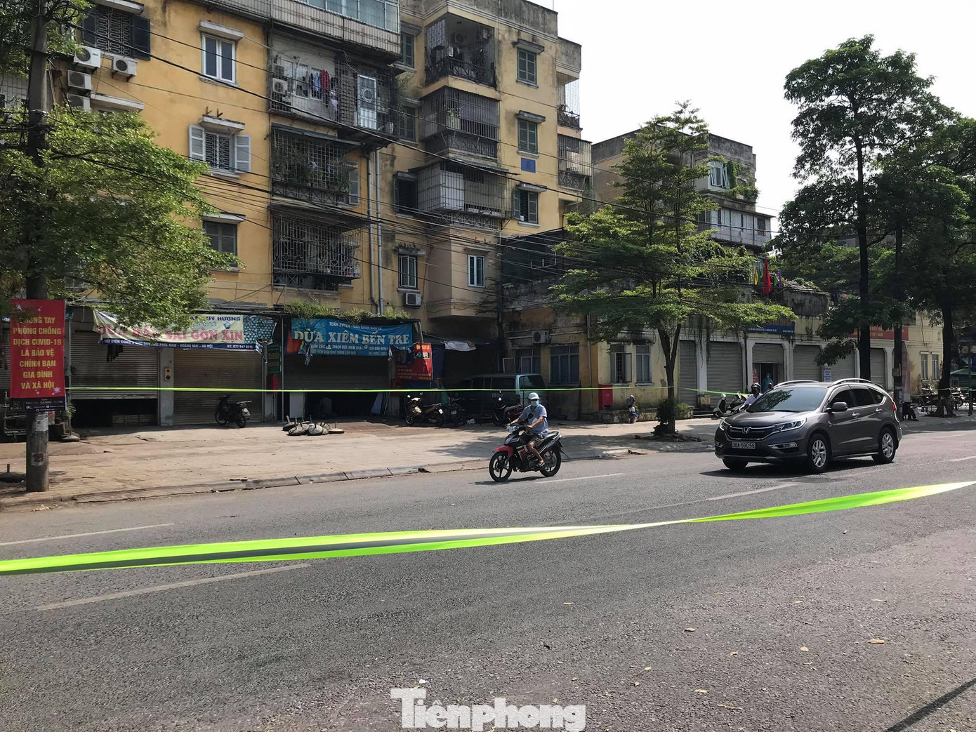 Các khu vực liên quan, bên cạnh chợ đầu mối phía Nam cũng được căng dây, kiểm soát chặt chẽ. Các khu vực liên quan, bên cạnh chợ đầu mối phía Nam cũng được căng dây, kiểm soát chặt chẽ.