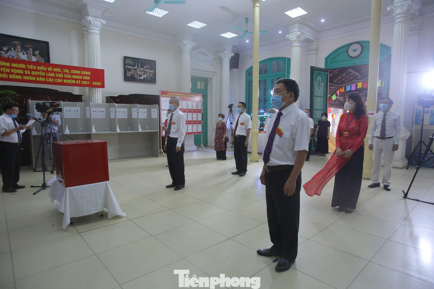 Ban bầu cử, kiểm phiếu xếp hàng làm lễ chào cờ, khai mạc chương trình, đứng đúng khoảng cách giãn cách theo quy định. Ban bầu cử, kiểm phiếu xếp hàng làm lễ chào cờ, khai mạc chương trình, đứng đúng khoảng cách giãn cách theo quy định.