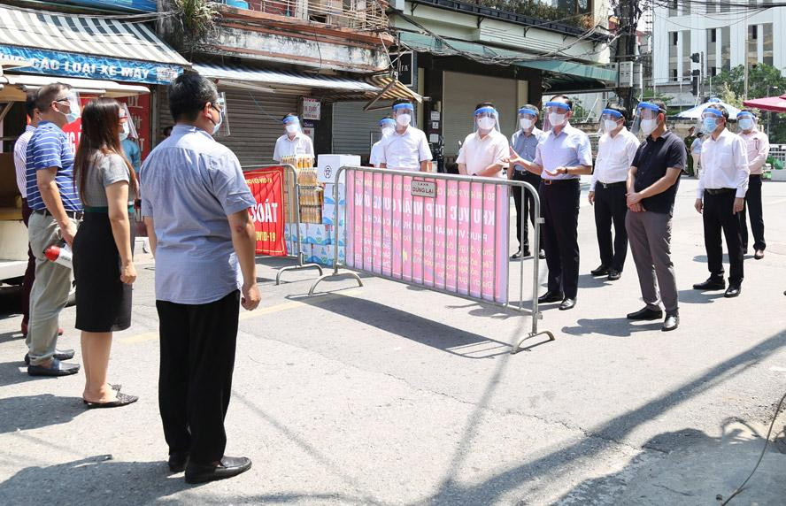 Chủ tịch HĐND thành phố Hà Nội Nguyễn Ngọc Tuấn thăm hỏi, động viên lực lượng chốt trực ở phường Chương Dương