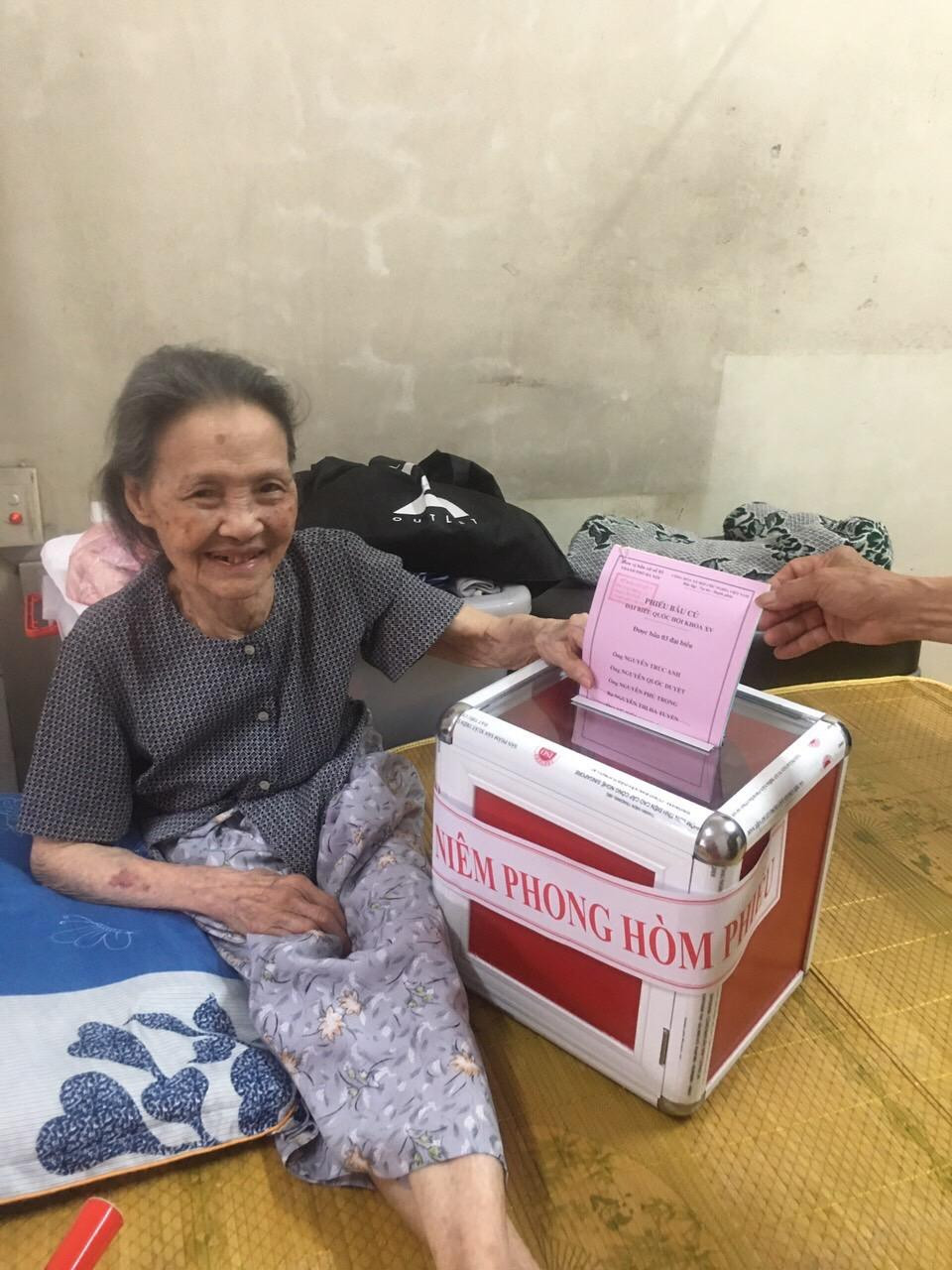 Tổ bầu cử số 6 phường Giảng Võ mang hòm phiếu di động đến gia đình cử tri già yếu để họ thực hiện quyền bầu cử.