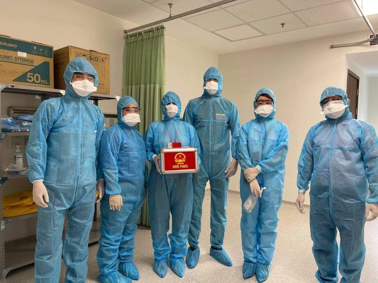 Đội cơ động Tổ bầu cử số 4 phường Điện Biên mang hòm phiếu lưu động đi phục vụ cử tri đang điều trị tại Bệnh viện Xanh Pôn