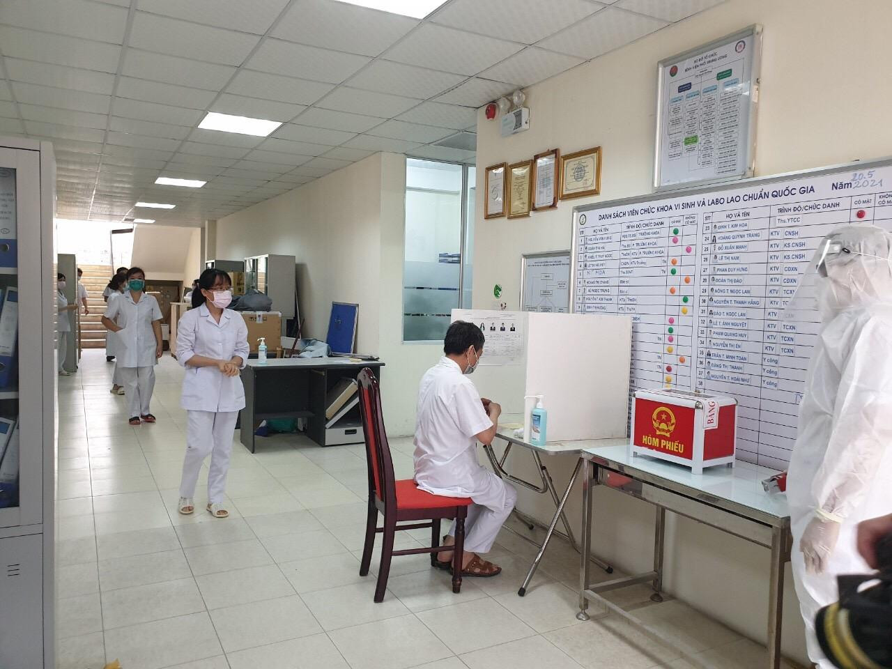 Bầu cử tại Khu vực cách ly F2 tại Bệnh viện Phổi