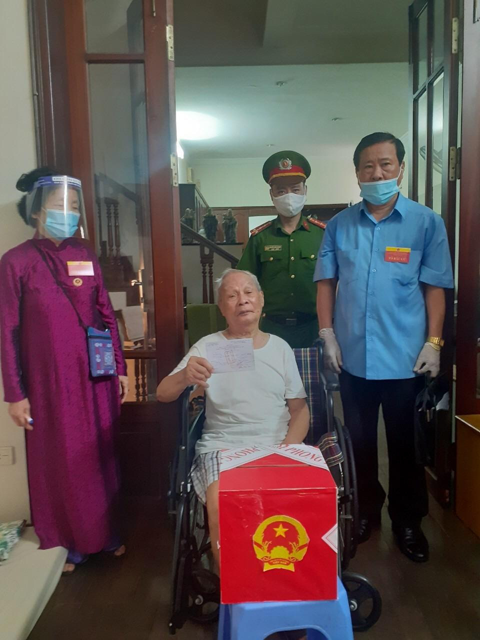 Phường Ngọc Khánh tới nhà hai cử tri cao tuổi để họ bỏ phiếu bầu cử