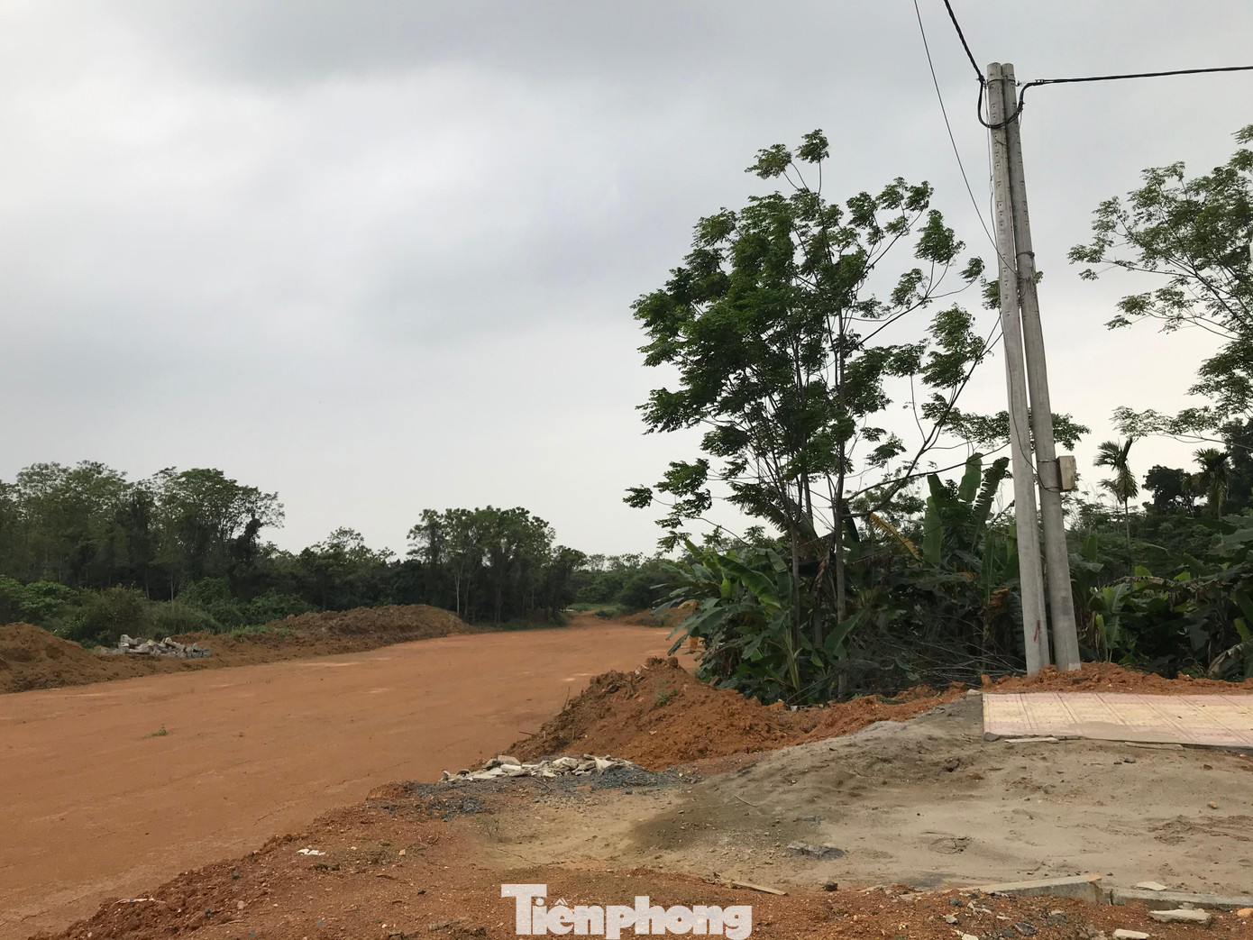 Tuy nhiên, thời điểm phóng viên đến (ngày 13/4) không có công nhân thi công Tuy nhiên, thời điểm phóng viên đến (ngày 13/4) không có công nhân thi công