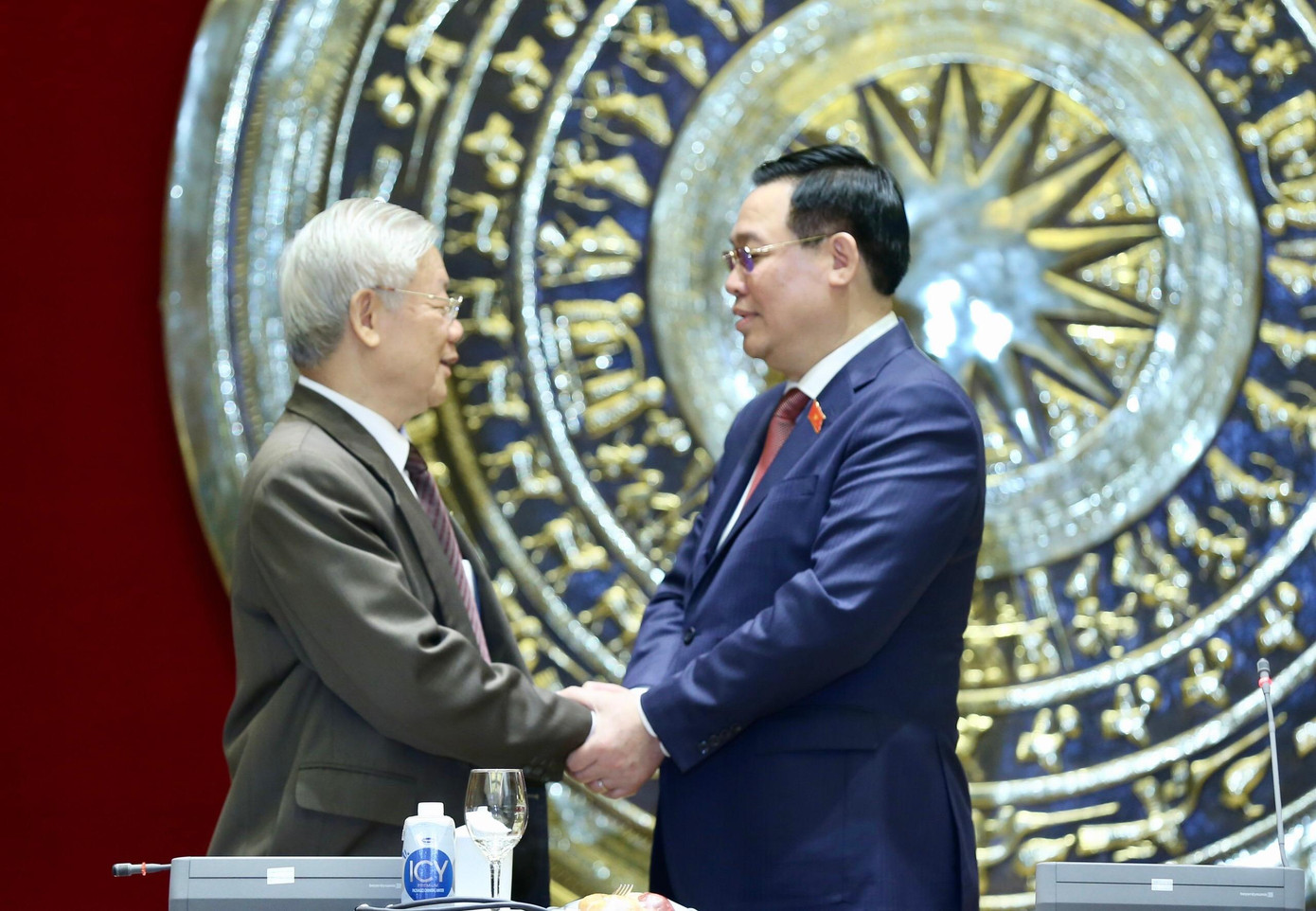 Chủ tịch Quốc hội Vương Đình Huệ cho biết, thực hiện Luật Bầu cử ĐBQH và đại biểu HĐND, các Nghị quyết, Hướng dẫn của Quốc hội, Mặt trận Tổ quốc Việt Nam, mới đây Ủy ban Mặt trận Tổ quốc phối hợp với UBND phường Nguyễn Du (quận Hai Bà Trưng, thành phố Hà Nội) đã tổ chức Hội nghị lấy ý kiến nhận xét và tín nhiệm của cử tri nơi cư trú đối với Tổng Bí thư, Chủ tịch nước Nguyễn Phú Trọng - người ứng cử ĐBQH khóa XV, nhiệm kỳ 2021-2026. Theo đó, cử tri tổ dân phố số 8 bày tỏ tin tưởng, nhất trí cao với 100% đại biểu tán thành việc giới thiệu đồng chí Nguyễn Phú Trọng tham gia ứng cử ĐBQH khóa XV, nhiệm kỳ 2021-2026. Ảnh: Như Ý