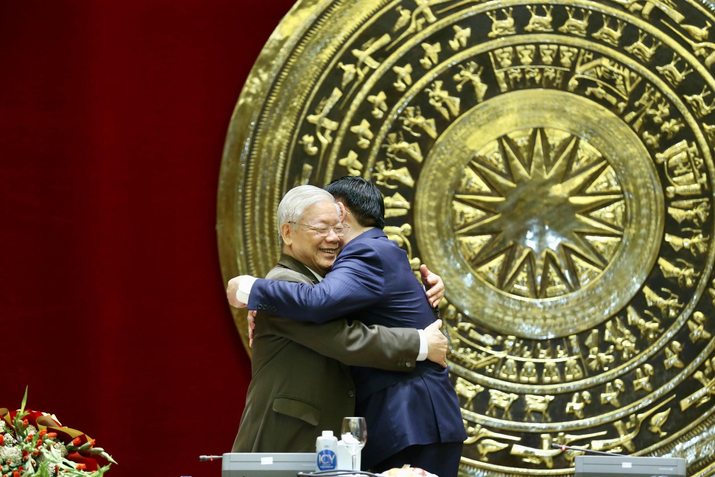 Chủ tịch Quốc hội, Trưởng đoàn ĐBQH thành phố Hà Nội Vương Đình Huệ nói: Thay mặt đồng bào và cử tri của Thủ đô, Đoàn ĐBQH thành phố Hà Nội gửi tình cảm thắm thiết nhất, tri ân đồng chí Tổng Bí thư Nguyễn Phú Trọng. Đại diện cho 10 triệu cán bộ, lực lượng vũ trang và nhân dân Thủ đô, đoàn ĐBQH thành phố Hà Nội, Chủ tịch Quốc hội, Trưởng đoàn ĐBQH Hà Nội Vương Đình Huệ chúc đồng chí Nguyễn Phú Trọng nhiều sức khỏe, tiếp tục hoàn thành xuất sắc các nhiệm vụ mà Đảng, Nhà nước và nhân dân giao phó. Ảnh: Như Ý