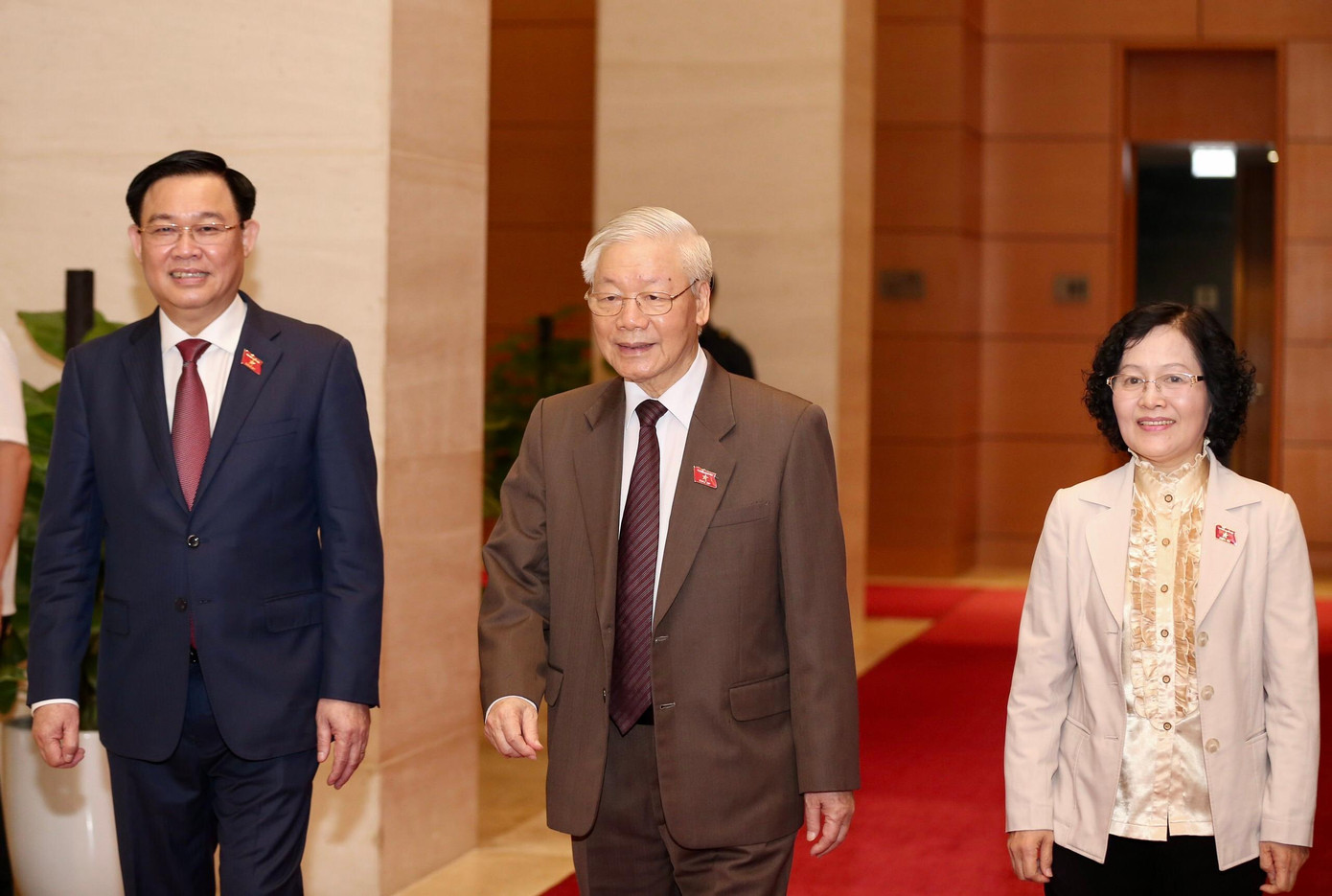 Chiều 2/4, trước khi bước vào phiên thảo luận ở Đoàn về nhân sự để bầu Chủ tịch nước, Ủy viên Bộ Chính trị, Chủ tịch Quốc hội, Bí thư Thành ủy, Trưởng đoàn ĐBQH thành phố Hà Nội Vương Đình Huệ cùng các ĐBQH thành phố chúc mừng đồng chí Nguyễn Phú Trọng, Ủy viên Bộ Chính trị, Tổng Bí thư hoàn thành xuất sắc nhiệm vụ, vừa được Quốc hội miễn nhiệm Chủ tịch nước nhiệm kỳ 2016-2021. Ảnh: Như Ý