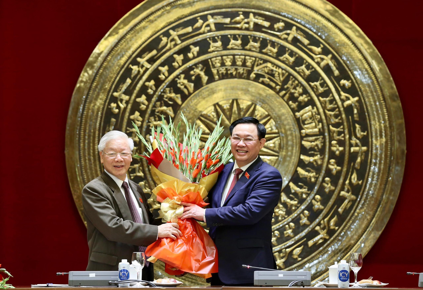 Trong không khí thân mật, Chủ tịch Quốc hội, Trưởng đoàn ĐBQH thành phố Hà Nội Vương Đình Huệ gửi những lời chúc mừng tốt đẹp nhất tới đồng chí Nguyễn Phú Trọng đã hoàn thành xuất sắc trọng trách trên cương vị là Chủ tịch nước nhiệm kỳ 2016-2021. Ảnh: Như Ý