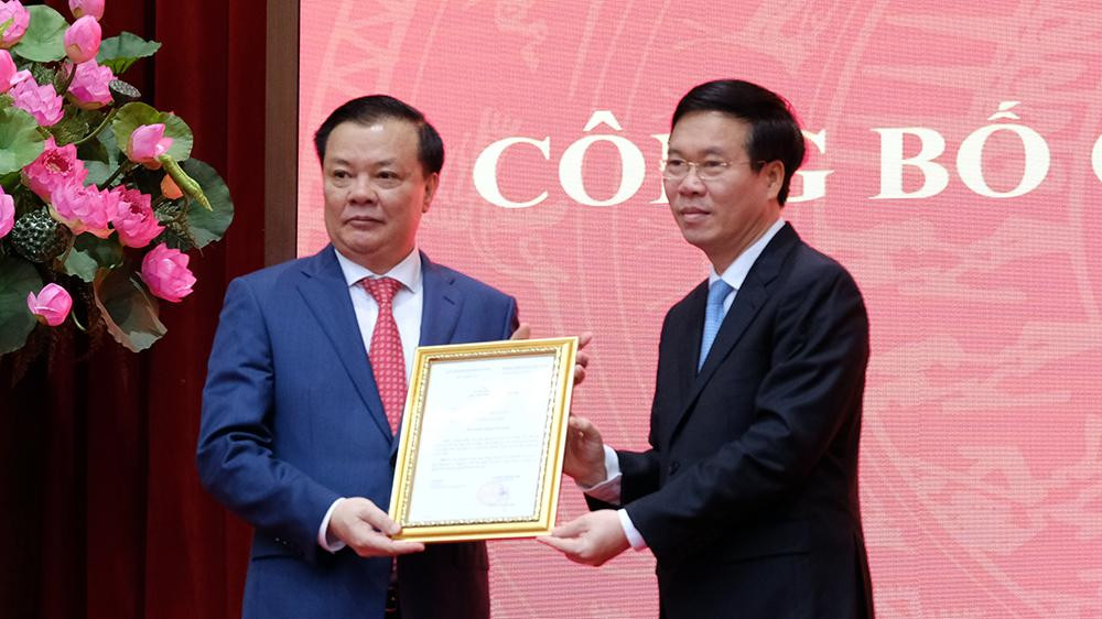 Thay mặt Bộ Chính trị, Thường trực Ban Bí thư Võ Văn Thưởng trao Quyết định cho ông Đinh Tiến Dũng. Ảnh: Mạnh Thắng