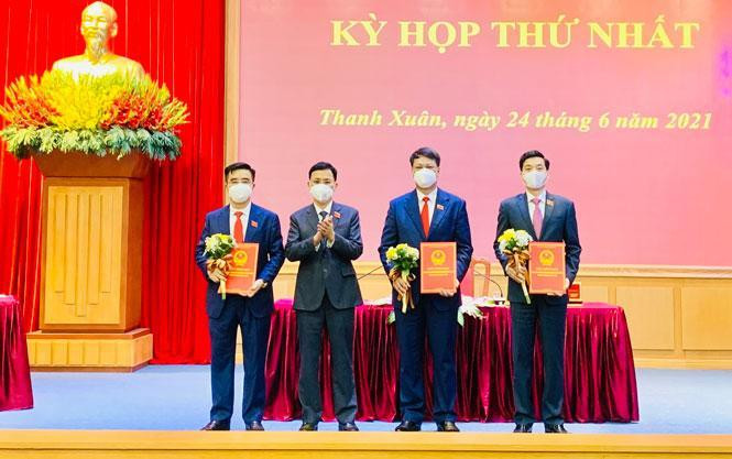 Phó Chủ tịch HĐND thành phố Hà Nội Phạm Quý Tiên chúc mừng các lãnh đạo chủ chốt quận Thanh Xuân